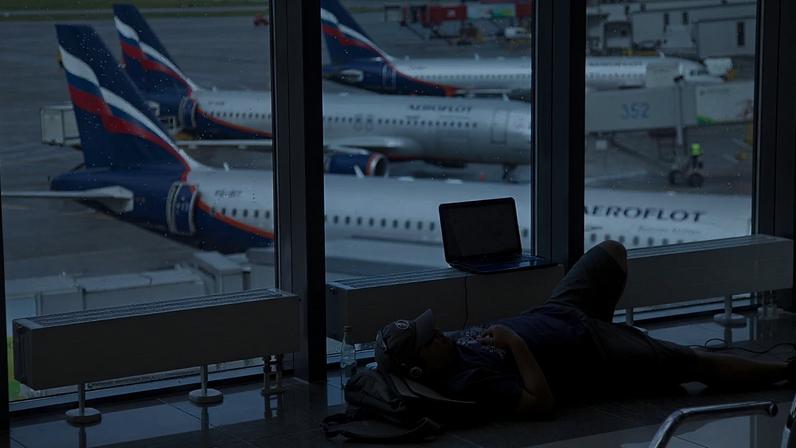 Foto de arquivo. Um passageiro aguarda o embarque no aeroporto de Sheremetyevo. 9 de julho de 2013