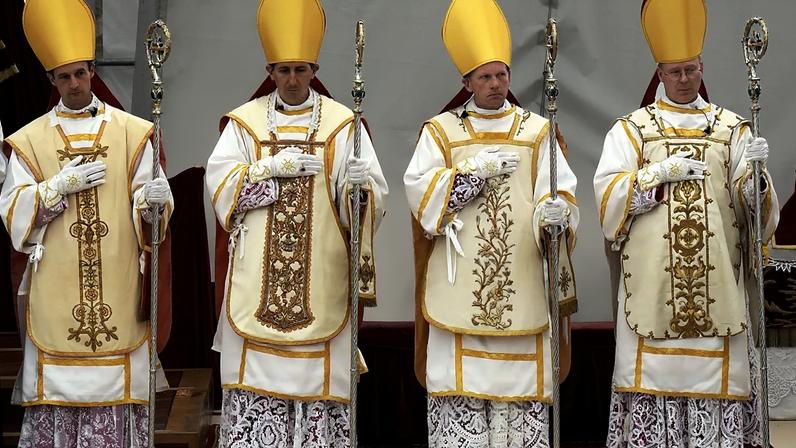 Bispos consagrados pela Fraternidade São Pio X: Marc Hanappier, Michel Poinsinet de Sivry, Michael Goldade e Pascal Schreiber