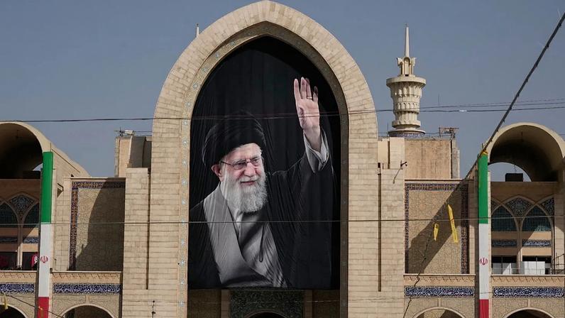 Retrato do aiatola iraniano Ali Khamenei, assassinado, exposto na Grande Mesquita Imam Khomeini Mosalla, em Teerão, 3 de julho de 2026