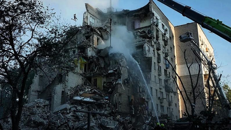 Operacionais dos serviços de emergência combatem um incêndio após um ataque russo a Kiev, em 2 de julho de 2026.