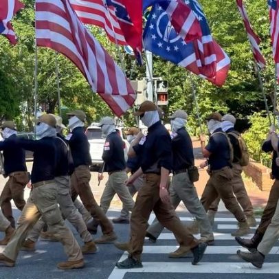 Foto do Patriot Front no 4 de julho torna-se viral nos EUA