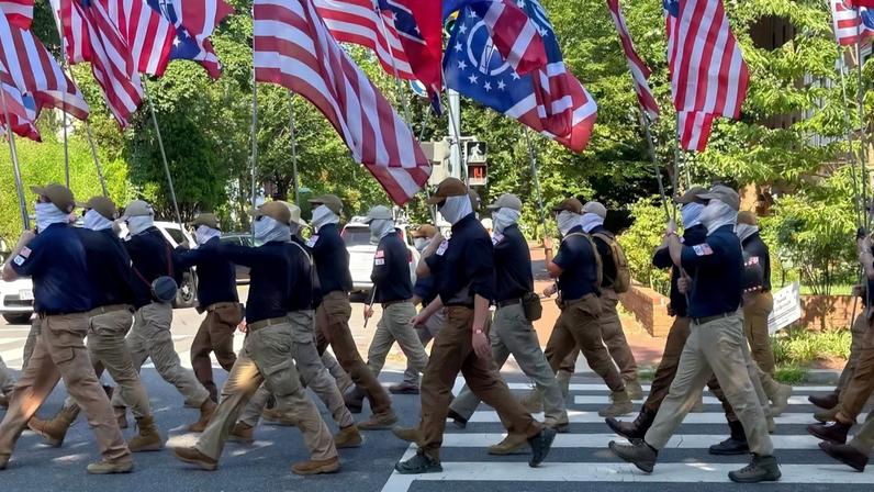 Foto do Patriot Front no 4 de julho torna-se viral nos EUA
