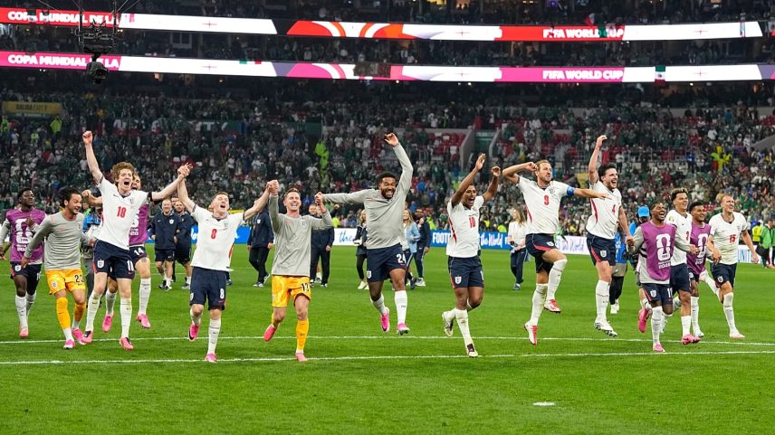 Jogadores de Inglaterra celebram após a vitória sobre o México nos oitavos de final do Mundial