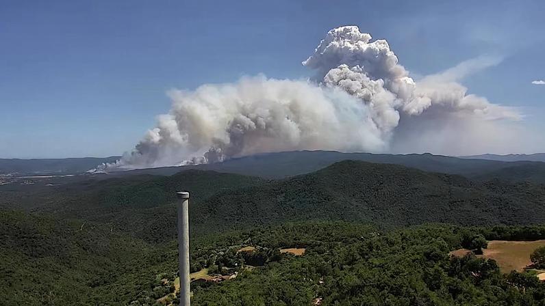 Incêndio gera nuvem pirocúmulo, visível na imagem captada às 15h25 pela câmara do Santuário dos Anjos. Arquivos: incêndio em Girona