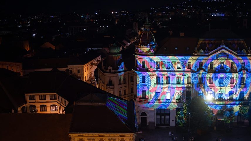 Projeções de luz no edifício da administração do condado no dia de abertura do Festival de Luz Zsolnay, em Pécs, 2 de julho de 2026