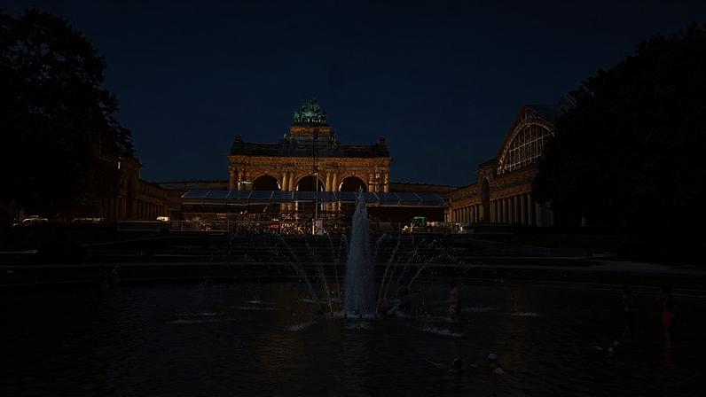 Pessoas refrescam-se numa fonte do Parque do Cinquentenário, em Bruxelas, quinta-feira, 25 de junho de 2026