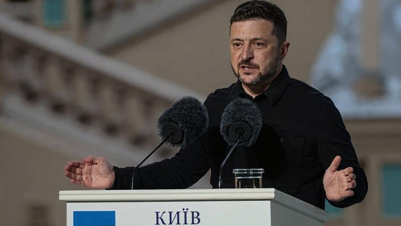O Presidente ucraniano Volodymyr Zelenskyy fala com jornalistas durante uma conferência de imprensa conjunta com o secretário-geral da NATO Mark Rutte, em Kiev, Ucrânia