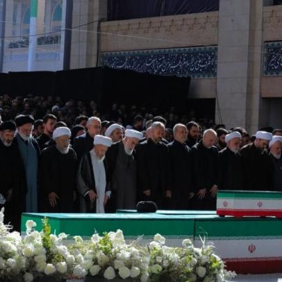 Líder supremo Mojtaba ausente de oração em homenagem a Ali Khamenei
