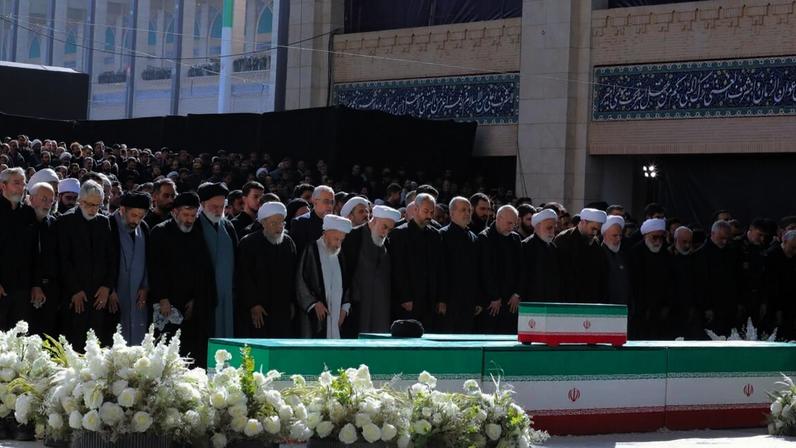 Líder supremo Mojtaba ausente de oração em homenagem a Ali Khamenei