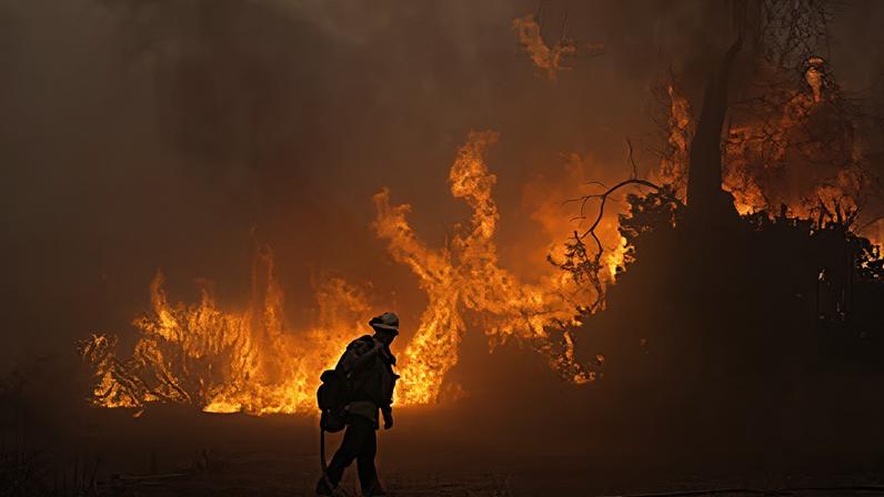 Bombeiro combate o incêndio Canyon Fire em Hasley Canyon, Califórnia, a 7 de agosto de 2025.