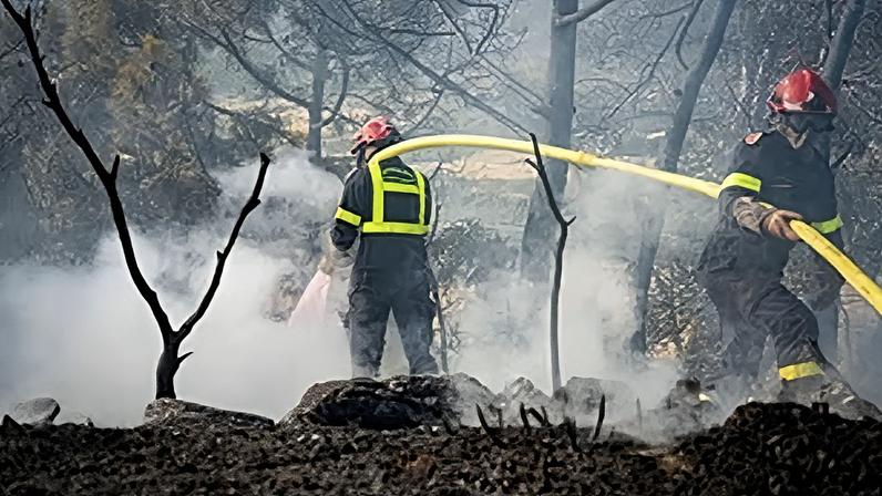 Arquivo: Bombeiros combatem um incêndio perto de Jonquières, no sul de França, em 8 de agosto de 2025