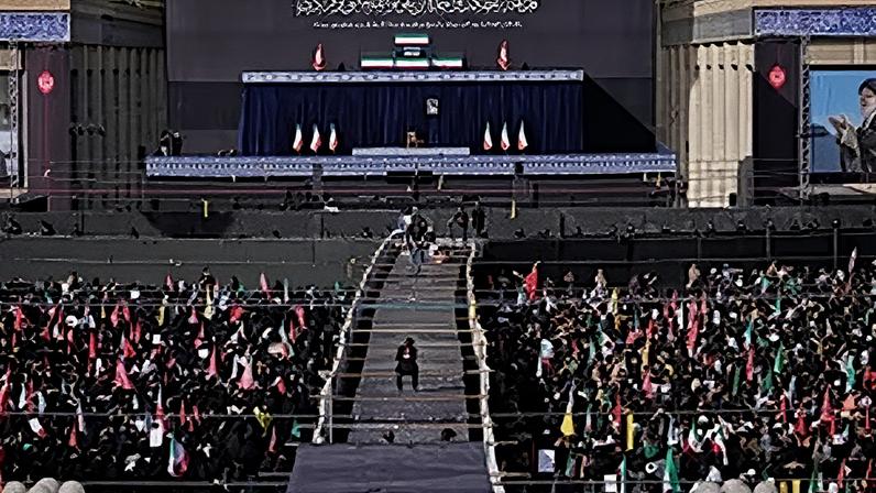 Os caixões do falecido líder supremo iraniano, aiatola Ali Khamenei, e de familiares estão expostos no início das cerimónias fúnebres de vários dias