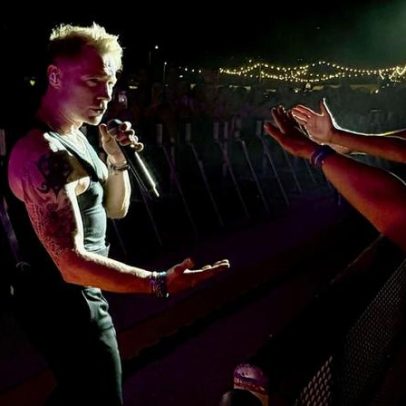 Ronan Keating homenageia memória em Douro de vinho, calor e festa