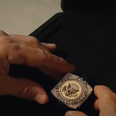 Associação belga presenteia Trump com anel de diamantes, safiras, esmeraldas e rubis