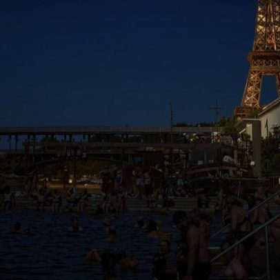 Parisienses e turistas refrescam-se no rio Sena