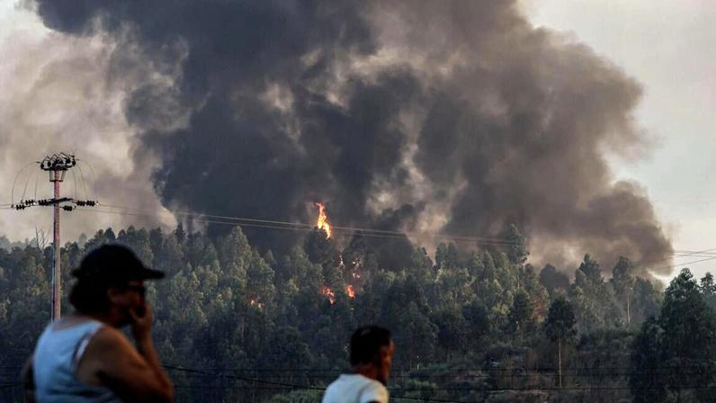 Populares observam o incêndio, em Levides
