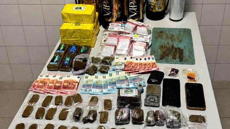 Prisão preventiva para duas jovens com quase 8 mil doses de haxixe