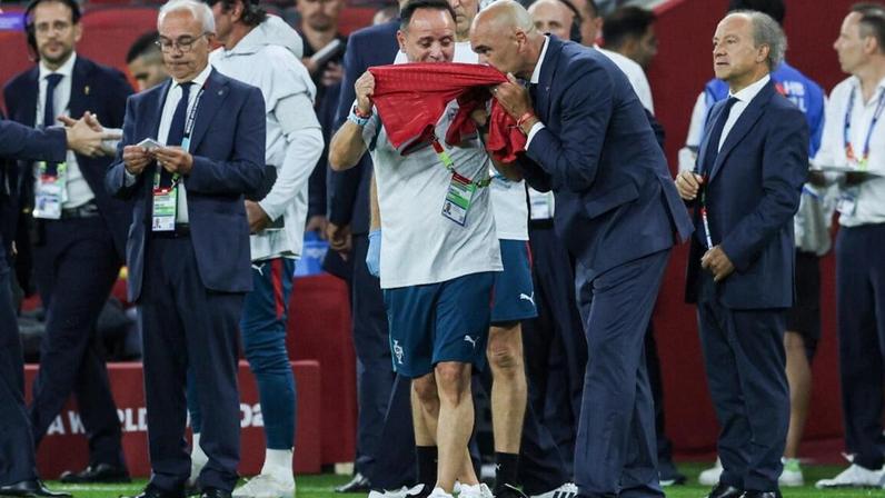 Roberto Martinez com a camisola de Diogo Jota