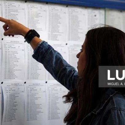Professores continuam sem receber exames e acusam ministro de mentir