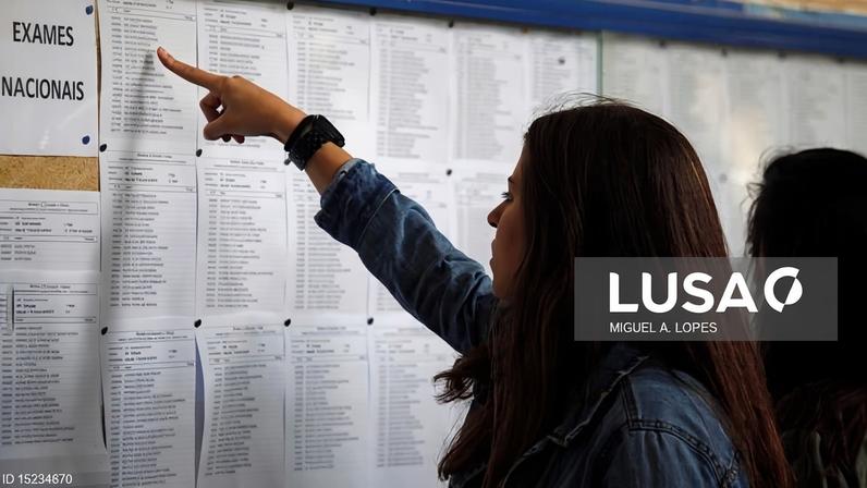 Professores dizem continuar sem receber exames para corrigir e acusam ministro de mentir