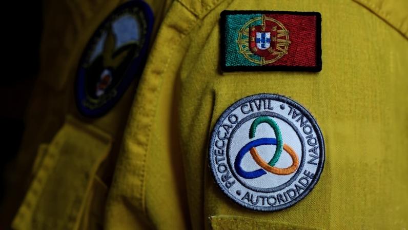 Incêndio em Setúbal progride em direção a habitações e parque de automóveis