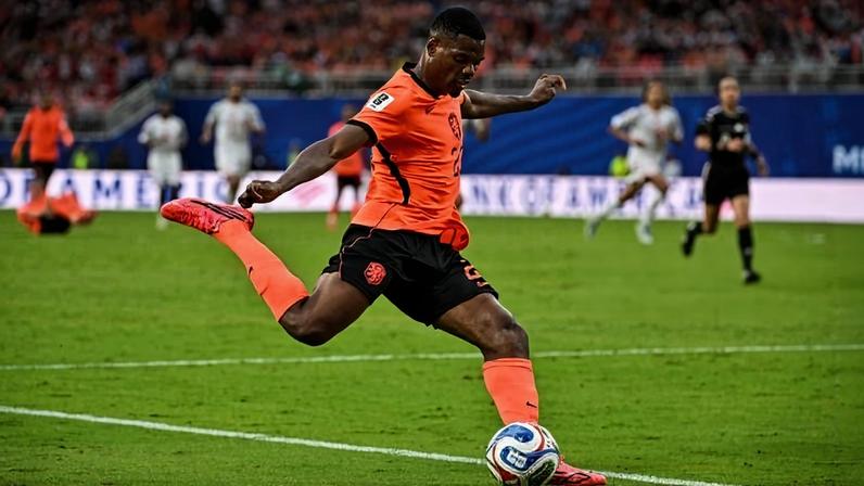 Defesa neerlandês Denzel Dumfries é o novo reforço de Mourinho no Real Madrid