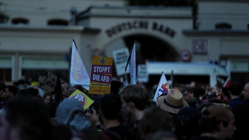 Cerca de 25.000 manifestantes protestam contra congresso da AfD na Alemanha