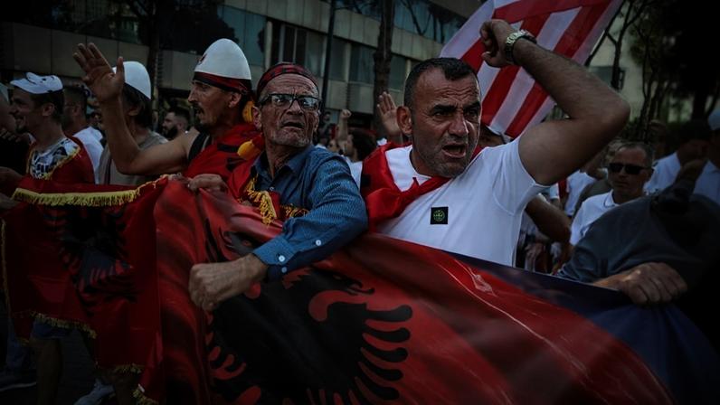 ONG denuncia uso de força policial em protesto contra Kushner na Albânia
