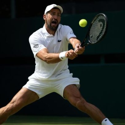 Djokovic vence Safiullin e chega aos quartos de Wimbledon