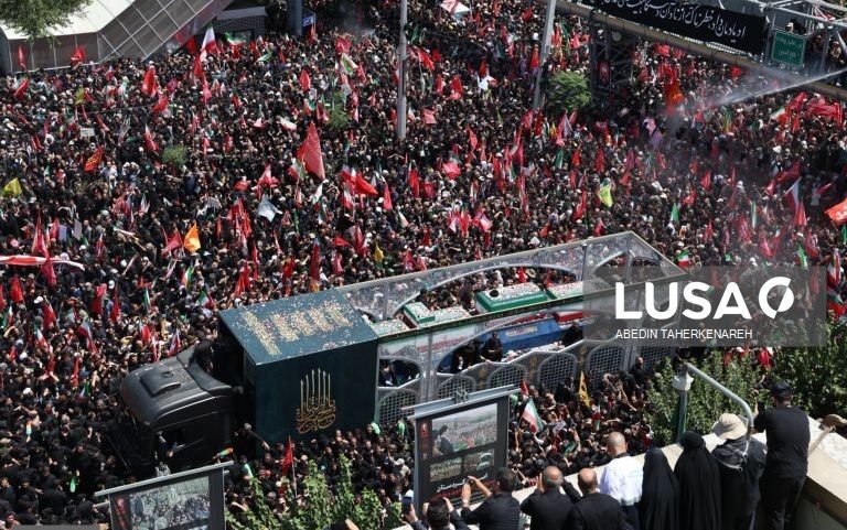 Cortejo fúnebre em Teerão com restos de Ali Khamenei percorre a cidade