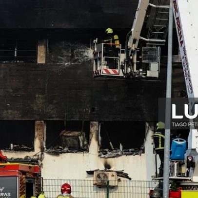 Incêndio em loja em Carnaxide sem feridos