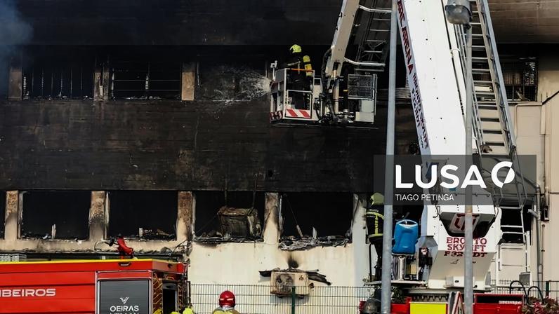 Incêndio em loja em Carnaxide sem feridos