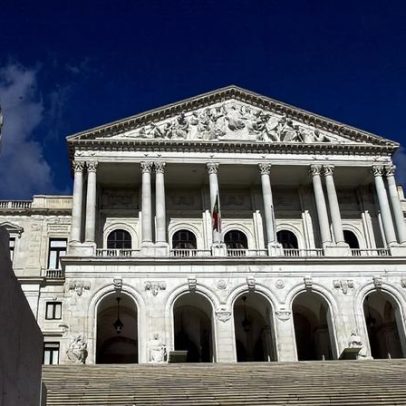 Parlamento rejeita fim de subvenções vitalícias e antecipação da reforma