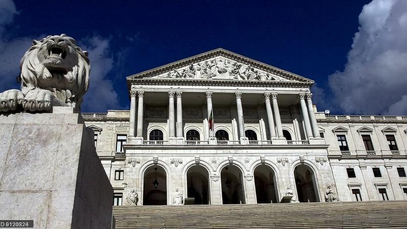 Parlamento rejeita fim do pagamento de subvenções vitalícias e antecipação da idade da reforma