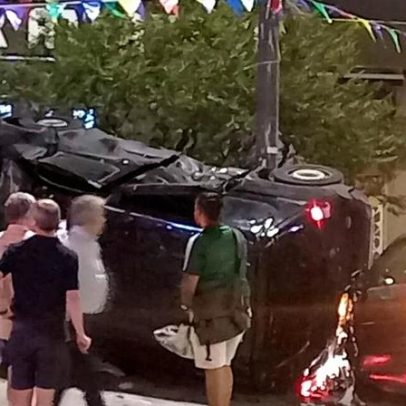 Carro capota após colisão no centro do Porto