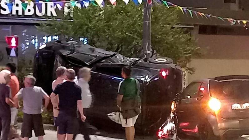Carro capota após colisão no centro do Porto