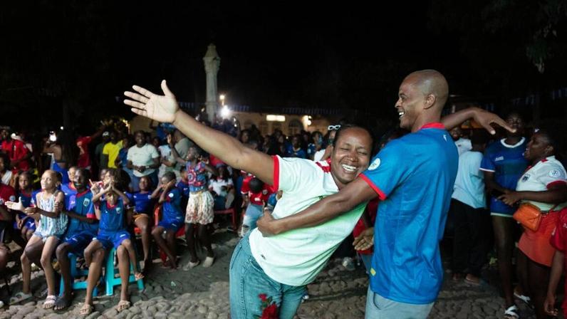 Adeptos de Cabo Verde veem o jogo contra a Seleção da Argentina, na Cidade Velha, na Ilha de Santiago
