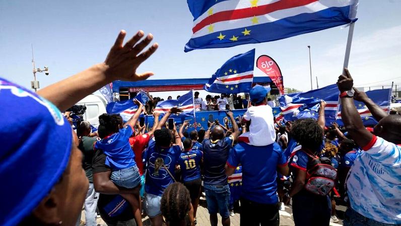 A multidão aguardando a chegada dos jogadores na Praia