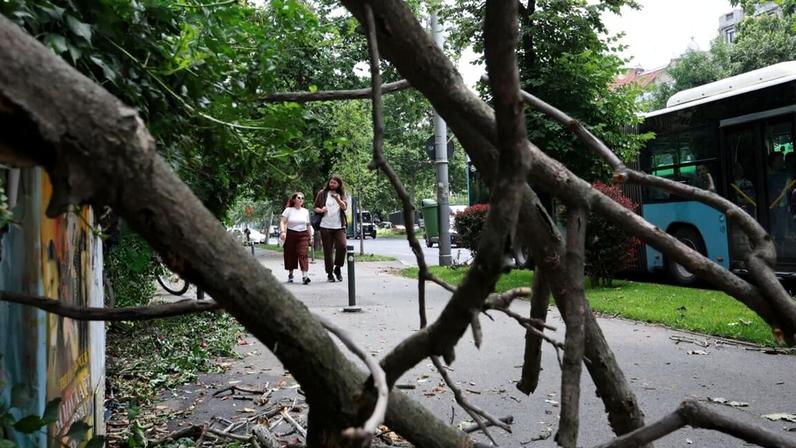 Numa semana em que o calor afetou a Europa, uma tempestade na Roménia causou um morto