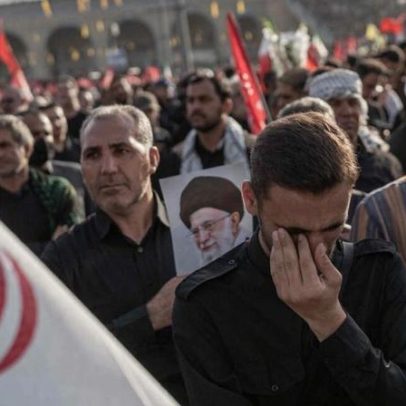 Fiéis em Teerã apelam a vingança diante do caixão de Khamenei