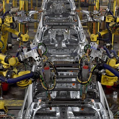 Ford recontrata engenheiros substituídos por IA, destacando o fator humano