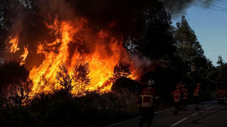 Incêndio em Vouzela chega a Oliveira de Frades e fere dois bombeiros