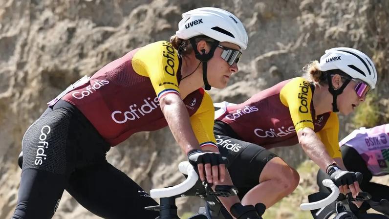 Berteau veste camisola amarela após etapa vencida no sprint por Linda Riedmann