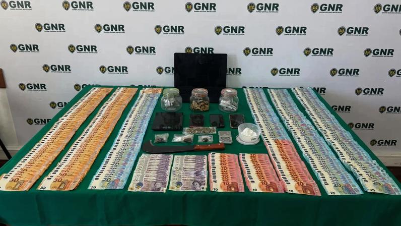 Casal suspeito de venda de cocaína em Albufeira é detido com 12 mil euros