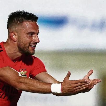 Andreas Samaris regressa ao Benfica para treinar a equipa de sub-16