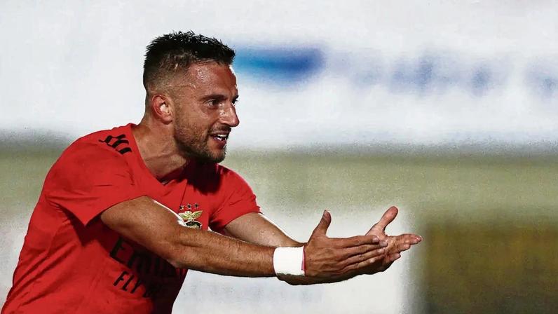 Andreas Samaris regressa ao Benfica para treinar a equipa de sub-16