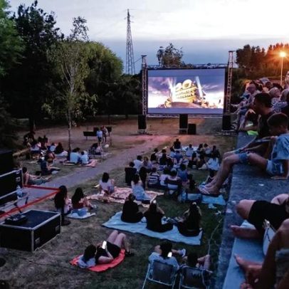 Filme ao ar livre anima sexta-feira à noite em bairros sociais de Matosinhos