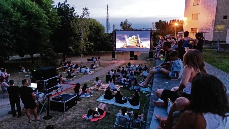 Filme ao ar livre anima sexta-feira à noite em bairros sociais de Matosinhos