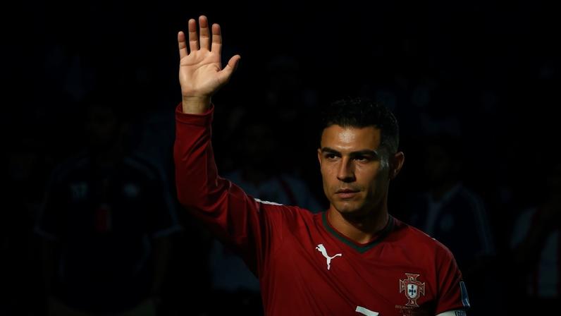 Cristiano Ronaldo bisou frente ao Uzbequistão