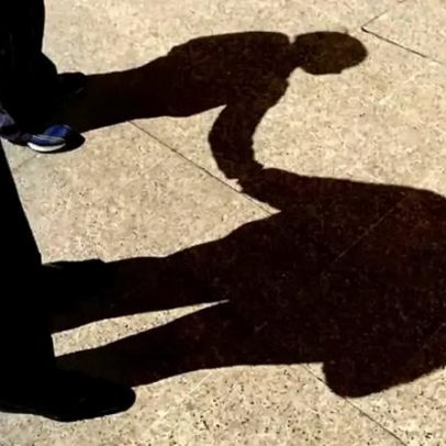 16 crianças viviam num quarto com fezes nos EUA